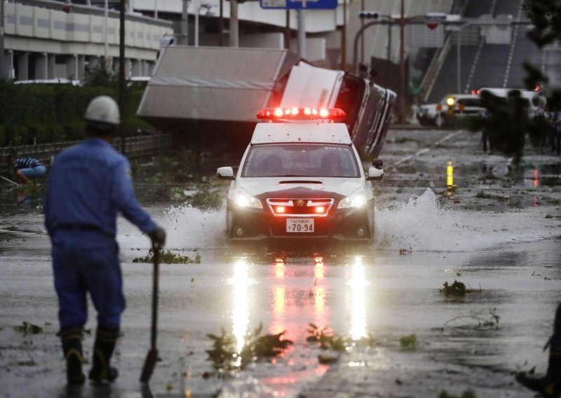 Tajfun Jebi odnio najmanje devet života, najgore je u poplavljenoj Osaki