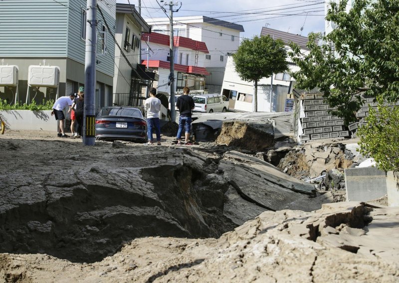 Nakon razornog tajfuna Japan pogodio snažan potres. Poginulo najmanje dvoje ljudi, milijuni ostali bez struje