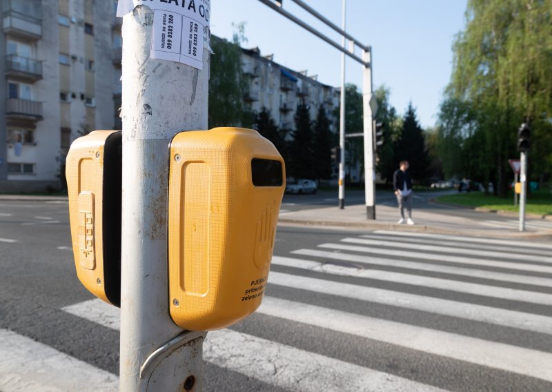 Ima li smisla pritiskati tipku semafora na pješačkom prijelazu?