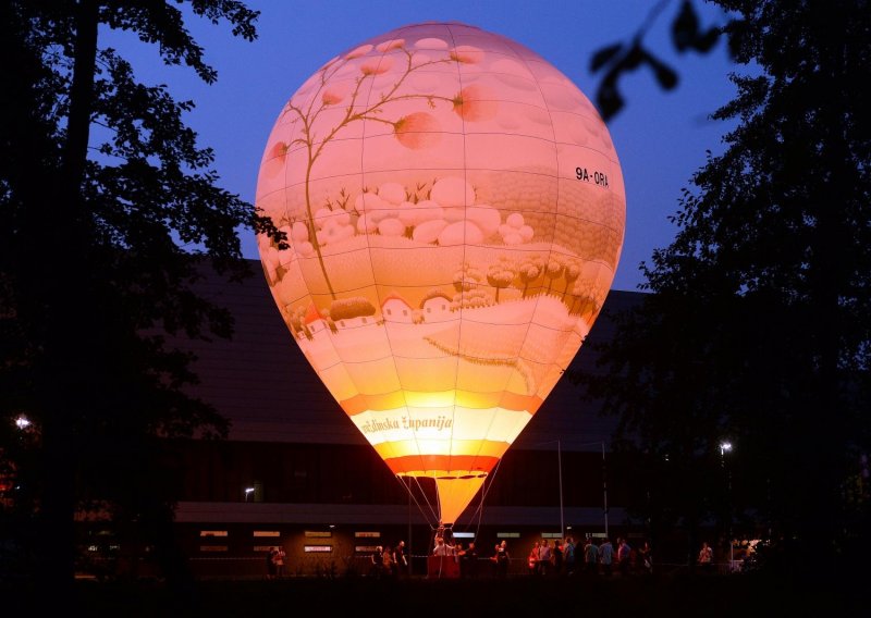 Reprodukcija Rabuzinove slike na kupoli balona osvijetlila nebo iznad Varaždina