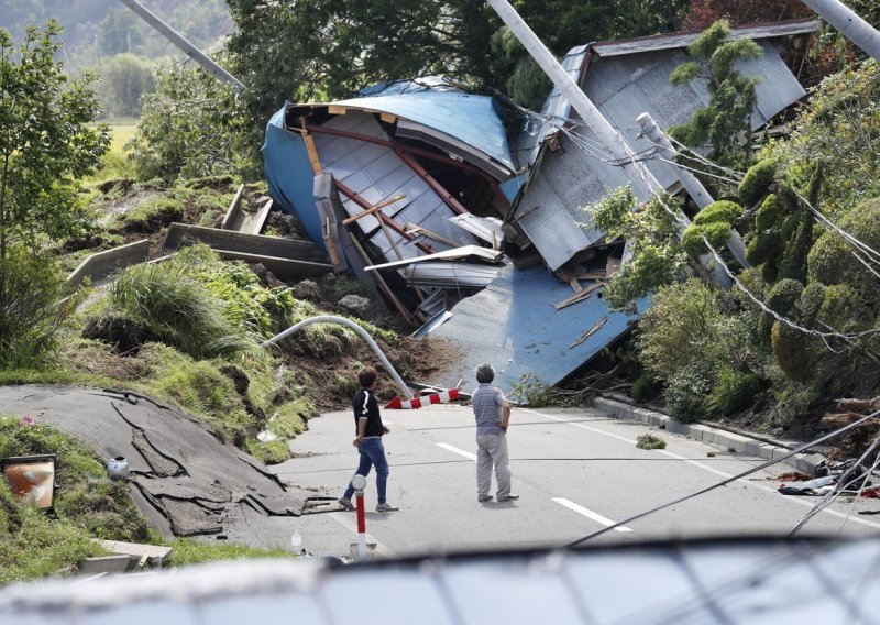 Spasioci u potrazi za preživjelima nakon potresa u Japanu, broj žrtava raste