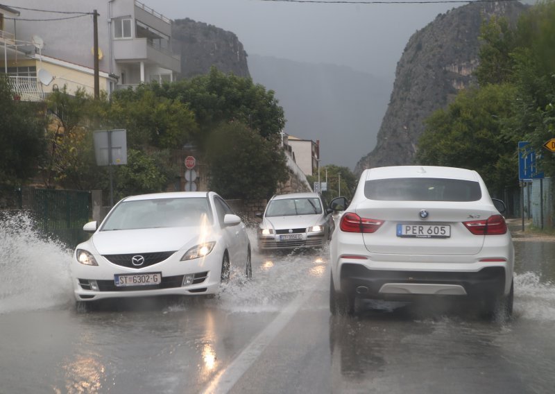 Kiša i magla usporavaju promet diljem Hrvatske, vozači se pozivaju na oprez