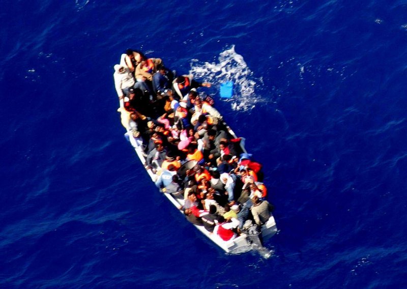 Talijanska mornarica spasila 450 ilegalnih imigranata