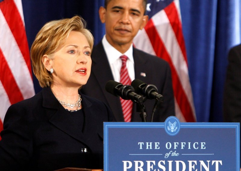 Hillary raste, Barack pada