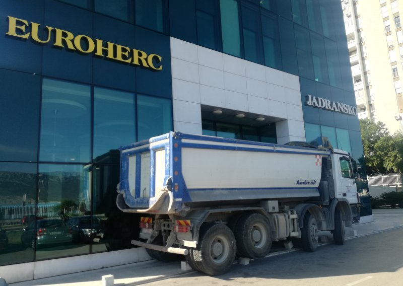 [VIDEO] Drama u Splitu: Kamionima blokirao zgradu osiguranja i odbija se pomaknuti