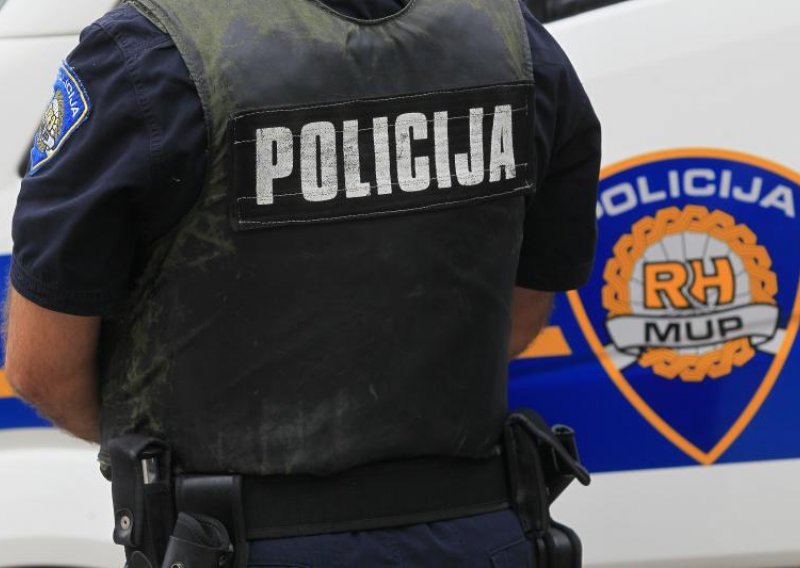 Policajci uhvatili u krađi - policajca