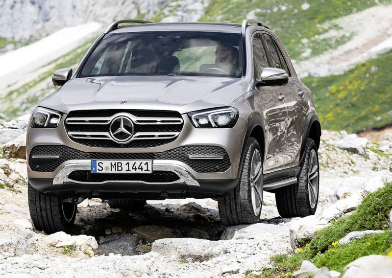 Ovako novi SUV Mercedes GLE ‘pleše’ kako bi se izvukao iz blata