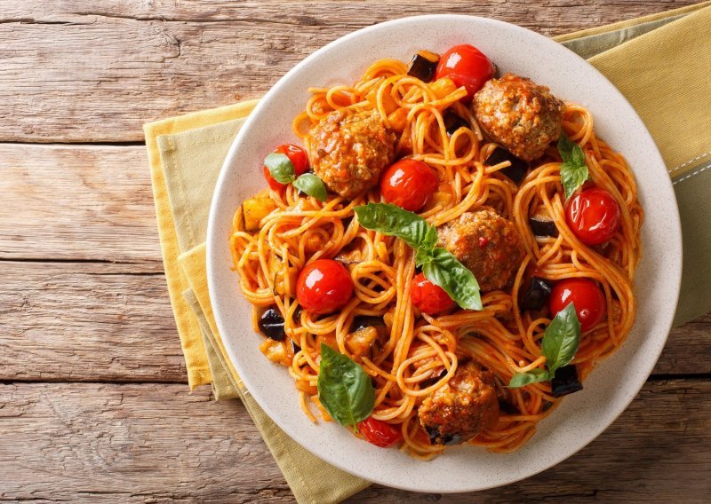 Ručak kojem se veseli cijela obitelj: Recept za najukusnije špagete s mesnim okruglicama
