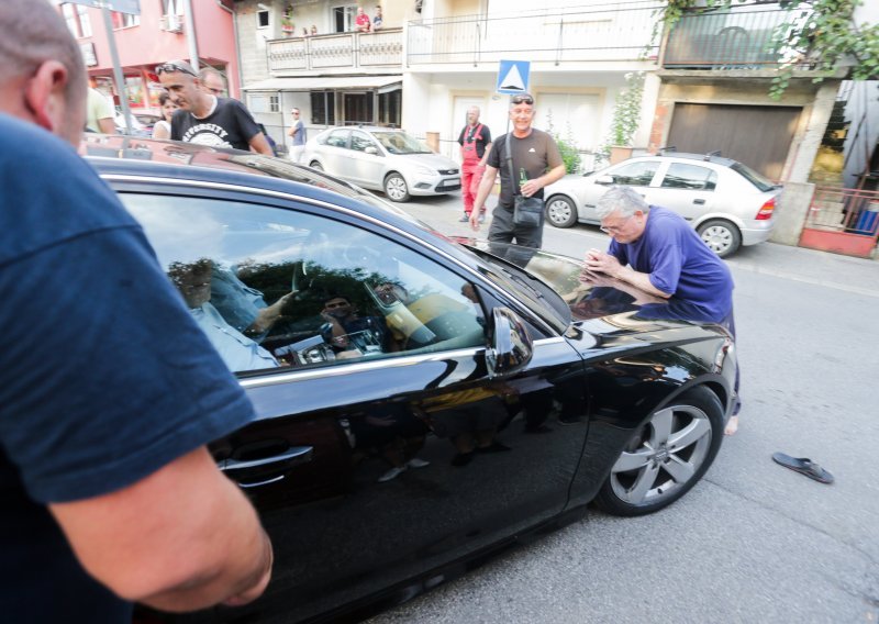 Roditelji s Vukomerca prosvjedovali, Bandića izviždali i gađali jajima te mu oštetili auto