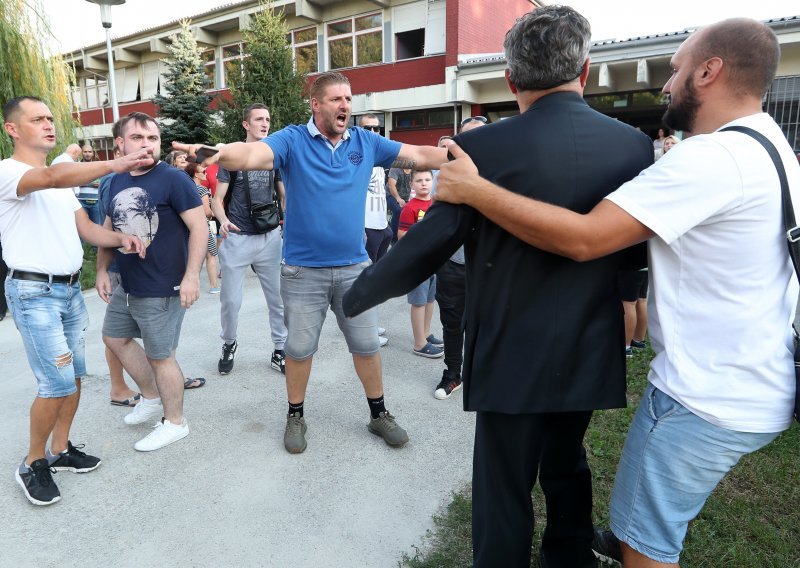 U Vukomercu ponovno napeto: Prosvjednici htjeli pljunuti Bandića, spašavao ga Pavle Kalinić