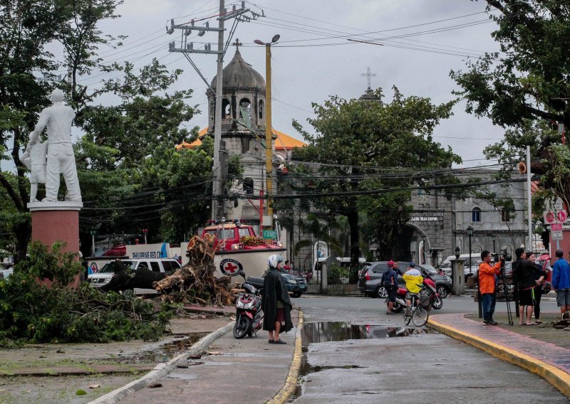 Super tajfun Mangkut znatno je jači od uragana Florence, do sada za sobom ostavio najmanje 14 mrtvih