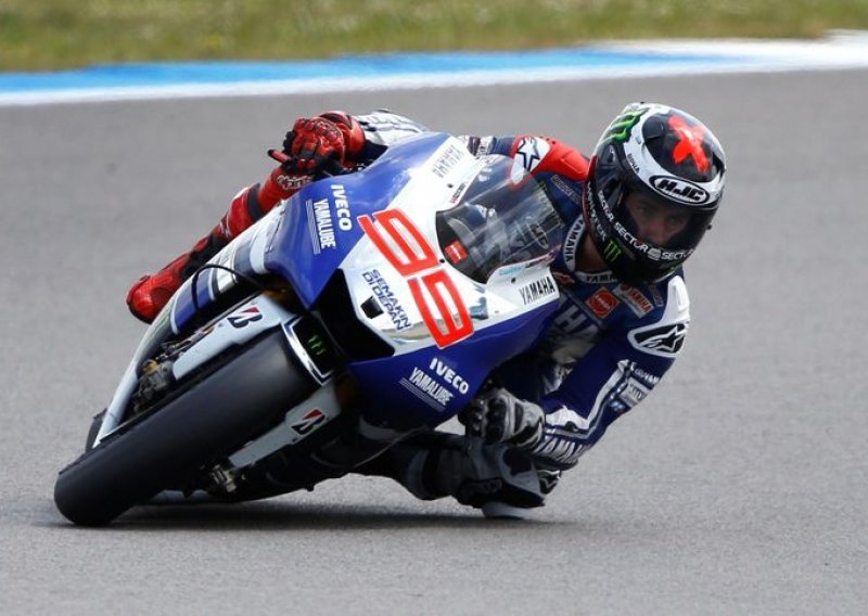 Lorenzo brži od Rossija; vodeći Marquez pao