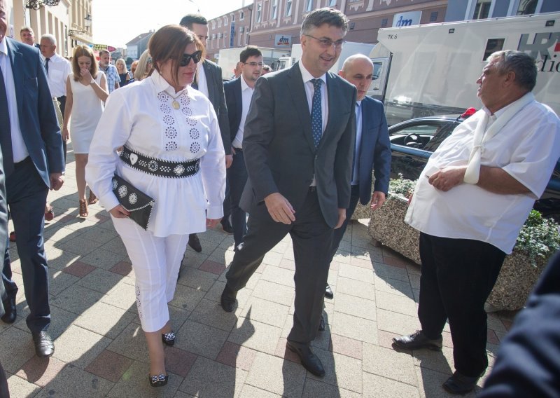 Plenković na Vinkovačkim jesenima zaplesao tradicionalno šokačko kolo