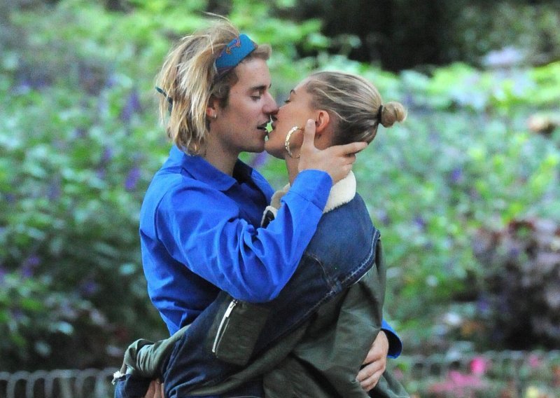 Nakon glasina o vjenčanju Justin Bieber i Hailey Baldwin uhvaćeni u strastvenom zagrljaju