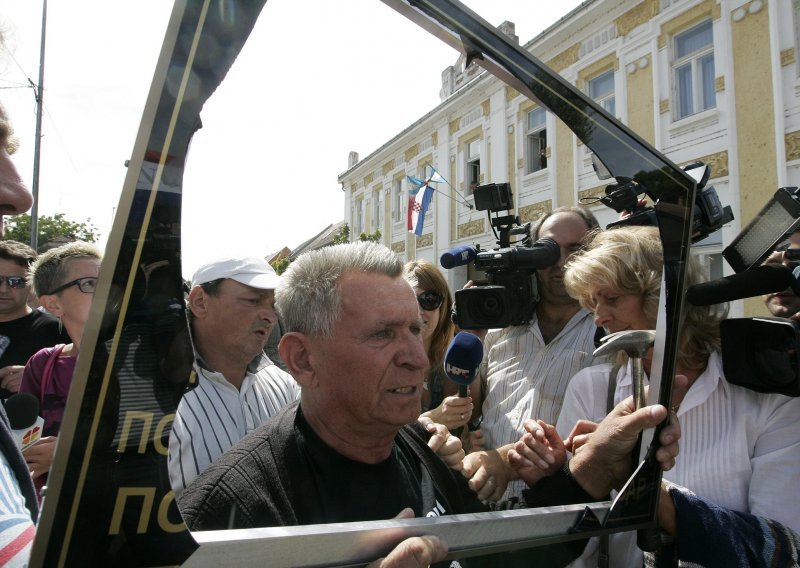 'Čovjek koji je izgubio dva sina čekićem ne udara na ćirilicu, nego na nepravdu'