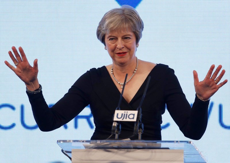 Theresa May banula na vjenčanje i mladencima ispunila želju