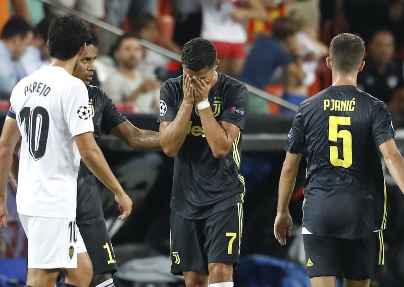 Ronaldo zbog čupanja za kosu protivnika dobio crveni pa se rasplakao