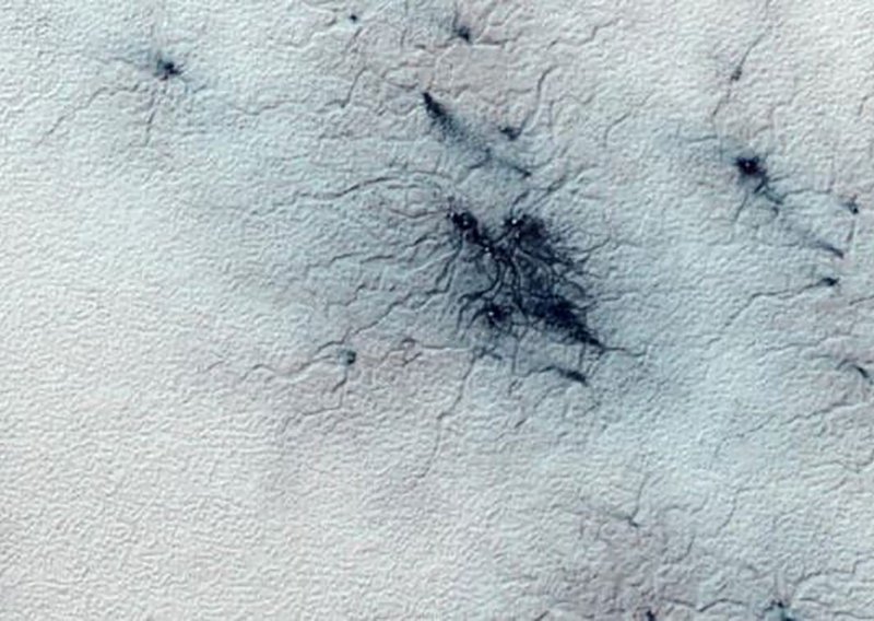 Zar je letjelica iz NASA-e zbilja snimila pauke na površini Marsa?