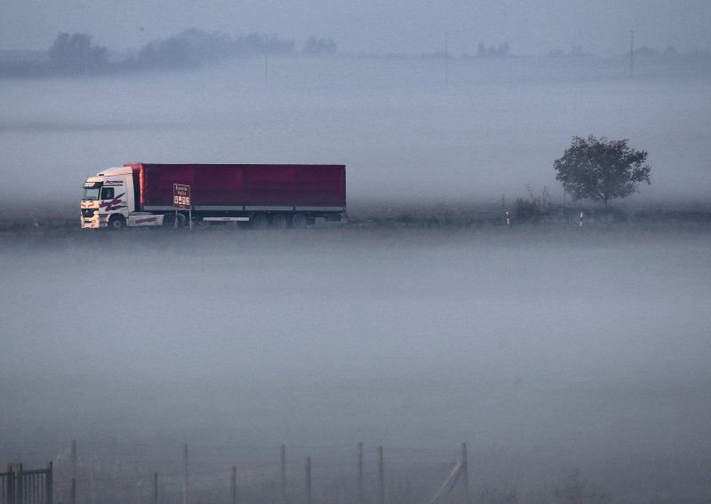 HAK upozorava: Prekinut promet u dijelu Istre, magla stvara probleme u Lici