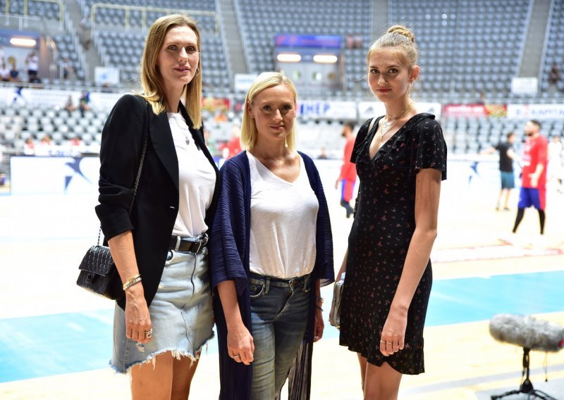 Barbara Jelić Ružić uživala u košarci uz zgodnu kćer Zaru