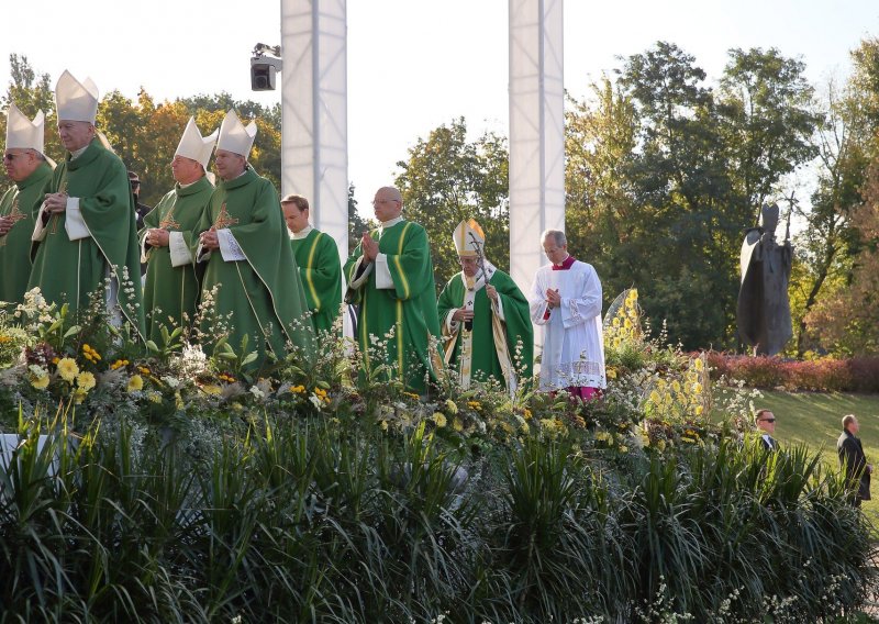 Papa odao počast žrtvama nacista i KGB-a u Litvi