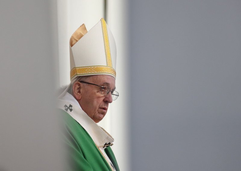 Papa Franjo otpustio dva svećenika zbog seksualnog skandala