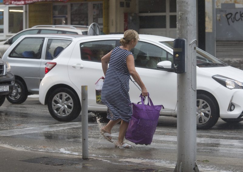 Orkanska bura sručila se na Split: Kontejneri 'šetaju' ulicama,  problemi u pomorskom prometu, ali i na nebu