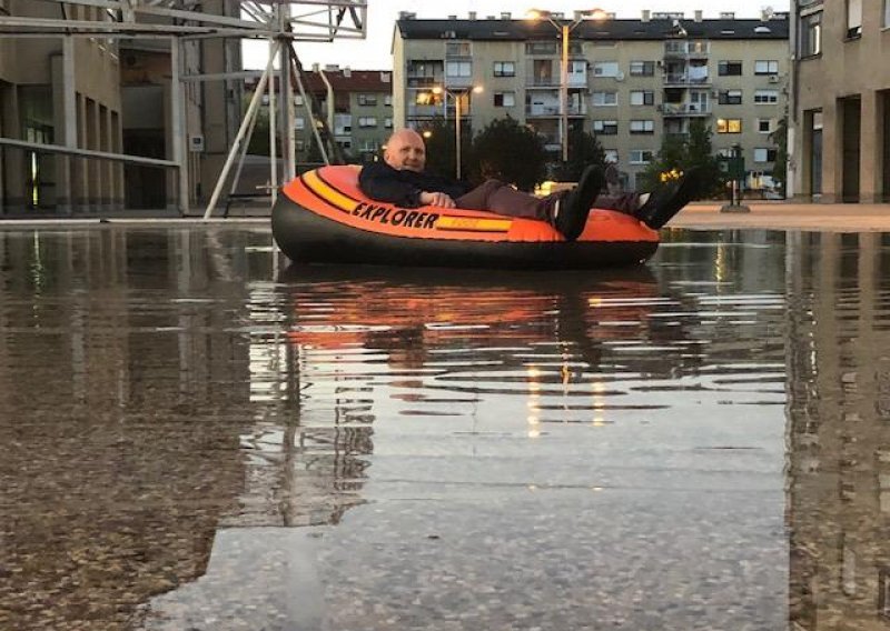 Ovo je urnebesno. Gradski zastupnik Petek 'plovio' po platou na Jarunu