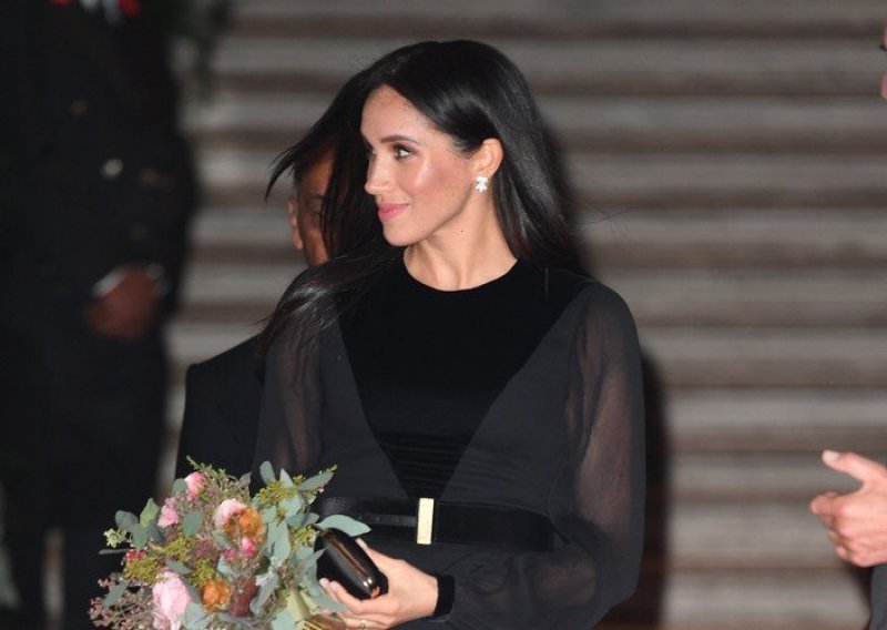 Meghan Markle prvo je bila zaluđena nježnom roza nijansom, a onda se vratila crnoj - evo i zašto