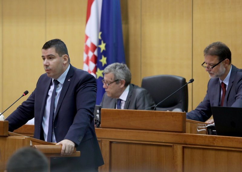 Grmoja okupirao saborsku govornicu i nije se dao maknuti zbog referenduma