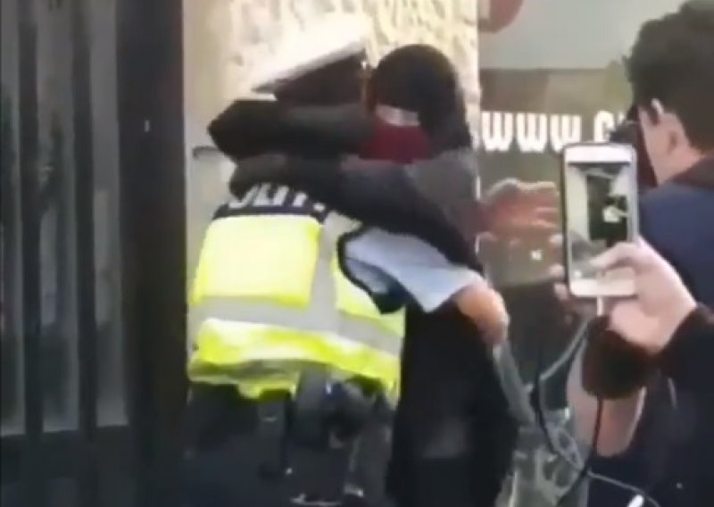 Danska policija istražuje policajku koja je zagrlila prosvjednicu u nikabu