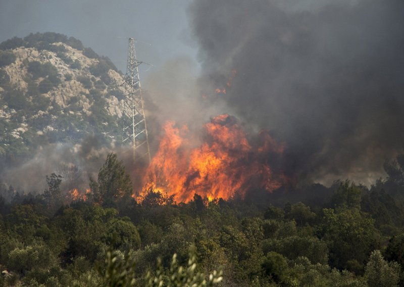 I dalje gori kod Kule Norinske i u Ćilipima, požar kod Islama Grčkog ugašen