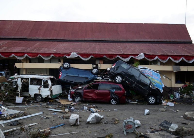 U Indoneziji nakon potresa i tsunamija 832 mrtvih, mnogi zarobljeni pod ruševinama