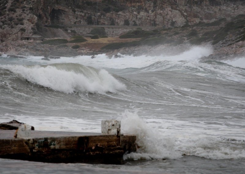 Rijetka tropska oluja izazvala poplave diljem Grčke, troje ljudi nestalo