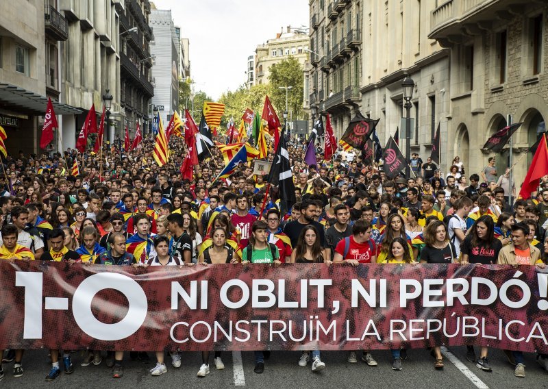 Barcelona: tenzije ispred parlamenta i zgrade španjolske policije