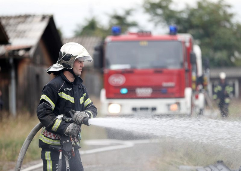 Gusti dim na jugozapadu Zagreba, gore dvije barake u Lučkom