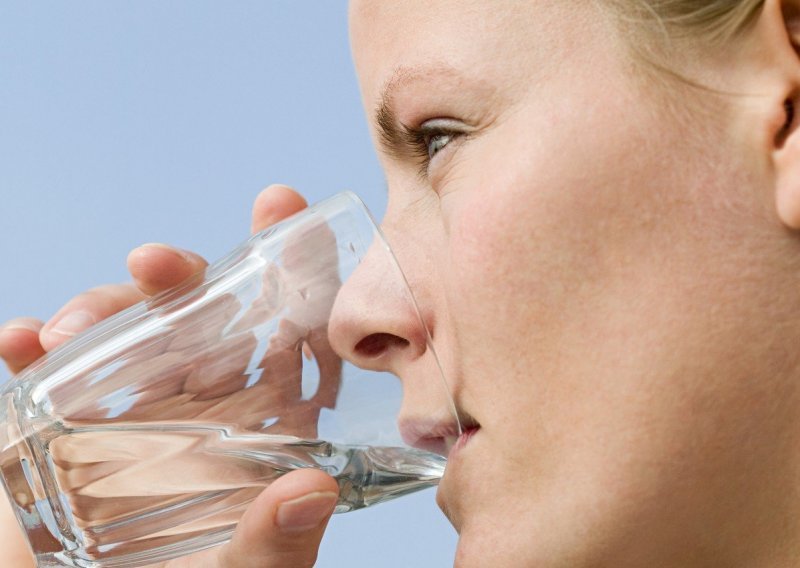 Žene koje piju više vode rjeđe imaju urinarne infekcije