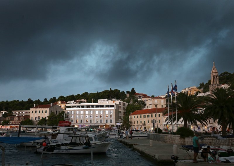 Nevrijeme na Hvaru: Poplavljene ulice, vatrogasci ispumpavali vodu do kasno u noć