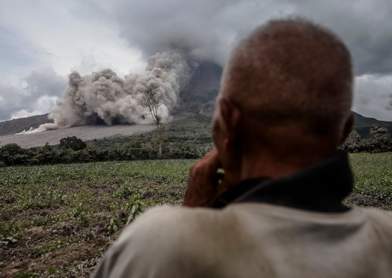 Nakon katastrofalnog potresa i tsunamija, u Indoneziji erumpirao vulkan