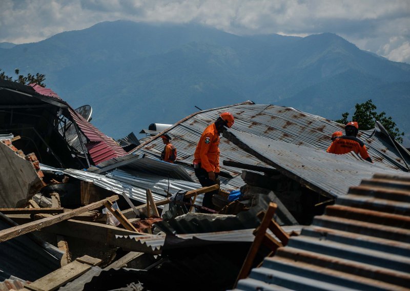Cunami u indoneziji odnio 1763 života, a nestalo još oko 5000 ljudi