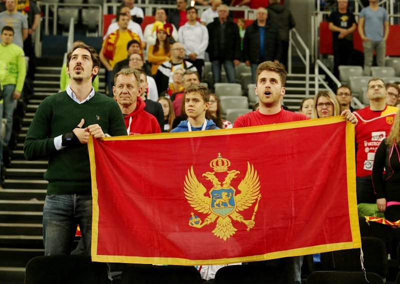 Evo kako će Crnogorci kažnjavati one koji se ne ustanu na himnu