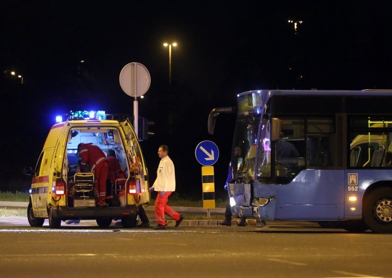 U sudaru ZET-ova autobusa i auta ozlijeđeno pet osoba