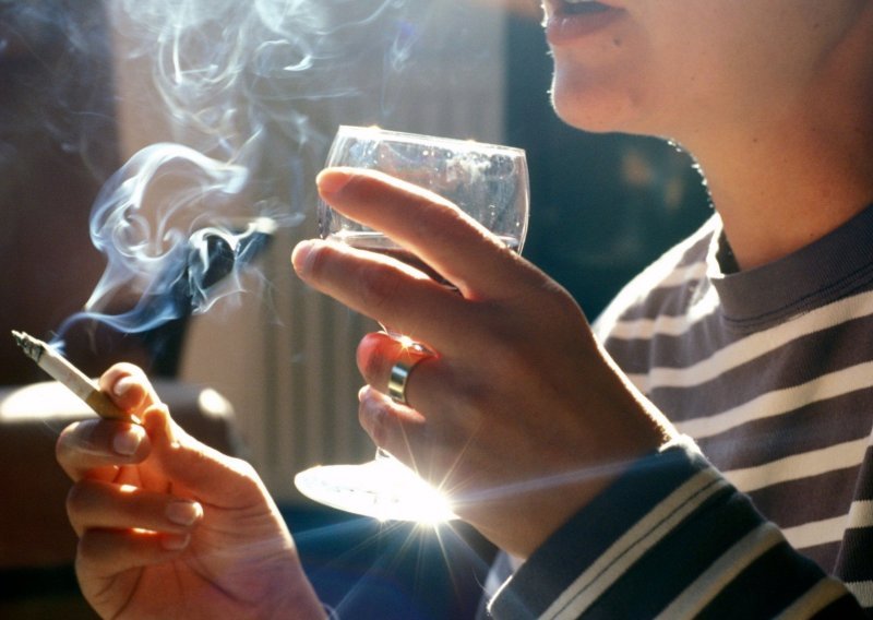 Liječnici traže više trošarine na alkohol i cigarete: Rakija košta samo šest kuna!