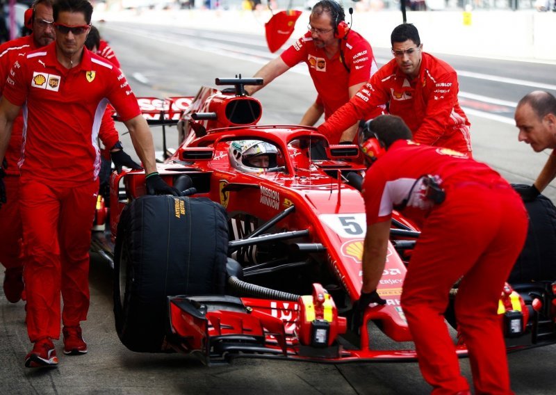 Vettel u Suzuki ponovo gadno zabrljao, Hamilton ga sada još samo treba dotući