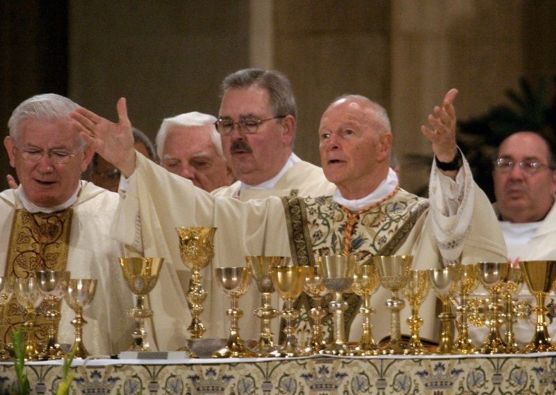 Papa naredio 'temeljitu istragu' o McCarrickovu zlostavljanju