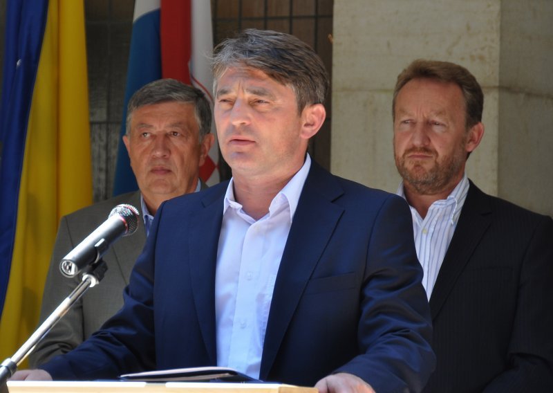 Komšić u svoj ured u Predsjedništvu BiH vratio portret Tita,'deložirao' zastavu Herceg-Bosne
