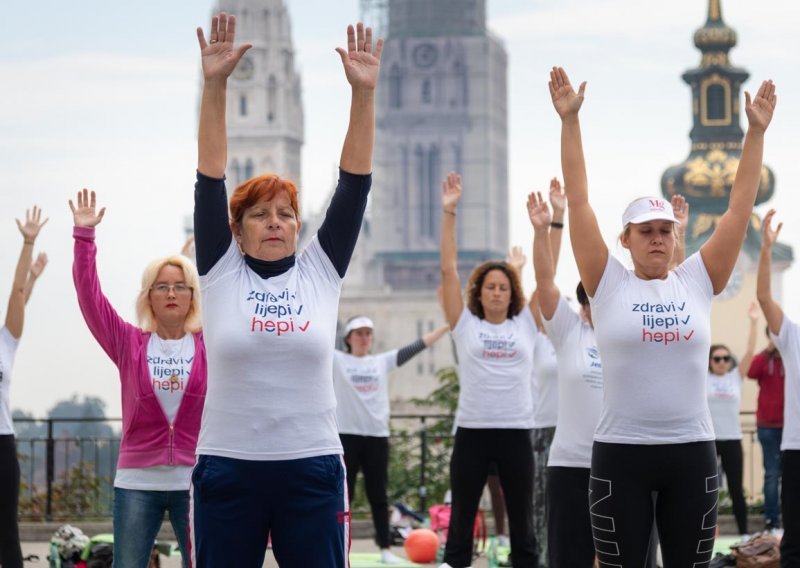 Više od 100 vježbača subotnje jutro izabralo za trening joge na otvorenom