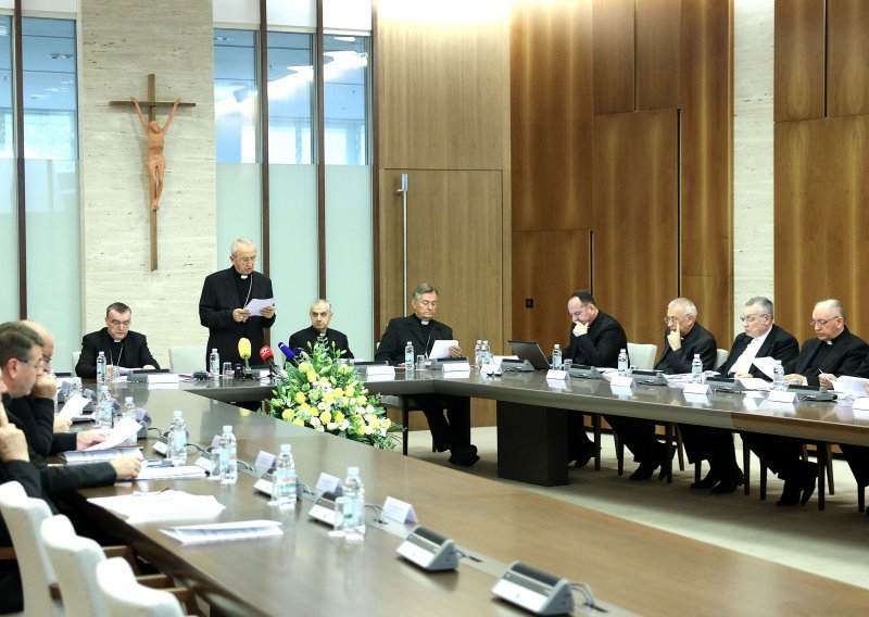 Hrvatski biskupi pripremaju se za Rim, podnose izviješće i o stanju u biskupijama