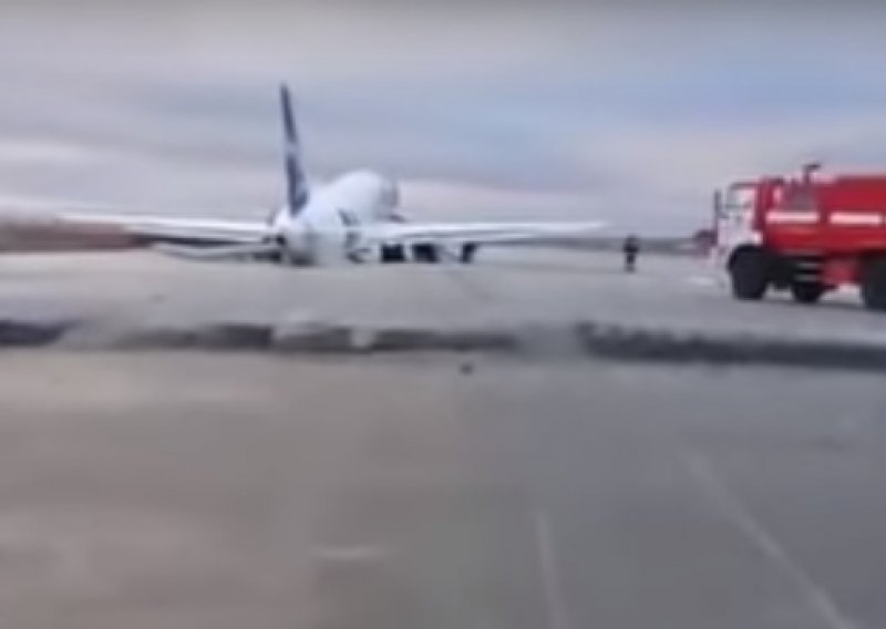 Pogledajte kako je ruski Sukhoi Superjet – 100 s 91 putnikom skliznuo s piste u Sibiru