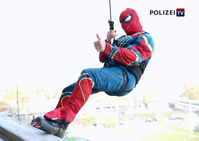 Ovo je divno: Austrijski specijalci maskirani u superheroje oduševili bolesnu djecu